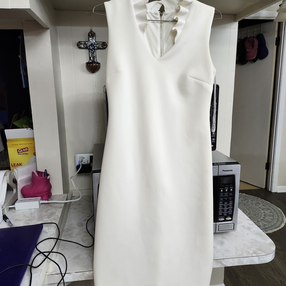 Calvin Klein Cream Sleeveless Wedding Dress - Picture 1 of 7